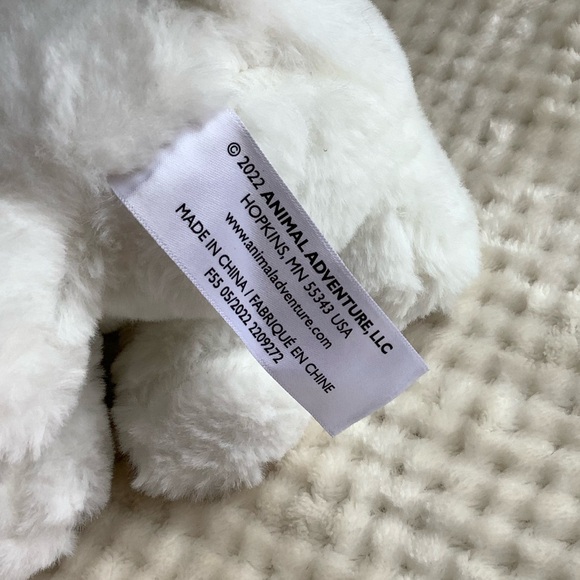 Animal Adventure 2022 White Baby Polar Bear Cub Iridescent Ribbon Bow and Feet - Picture 8 of 9